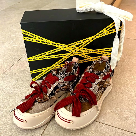 New without tags. Gifted to me, never worn before. Size 39 in Asian footwear. - Picture 3 of 5